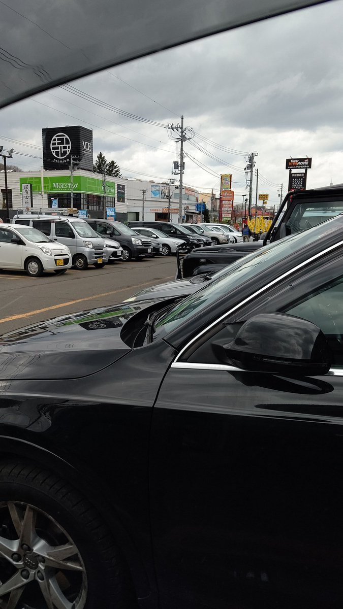 ペンキ足りなくて買い出し！ホームセンター激混み。駐車場待つとか凄いね。まぁ、土曜日のホームセンターに来ること無いから普段... [おもちゃの平野【Twitter】]