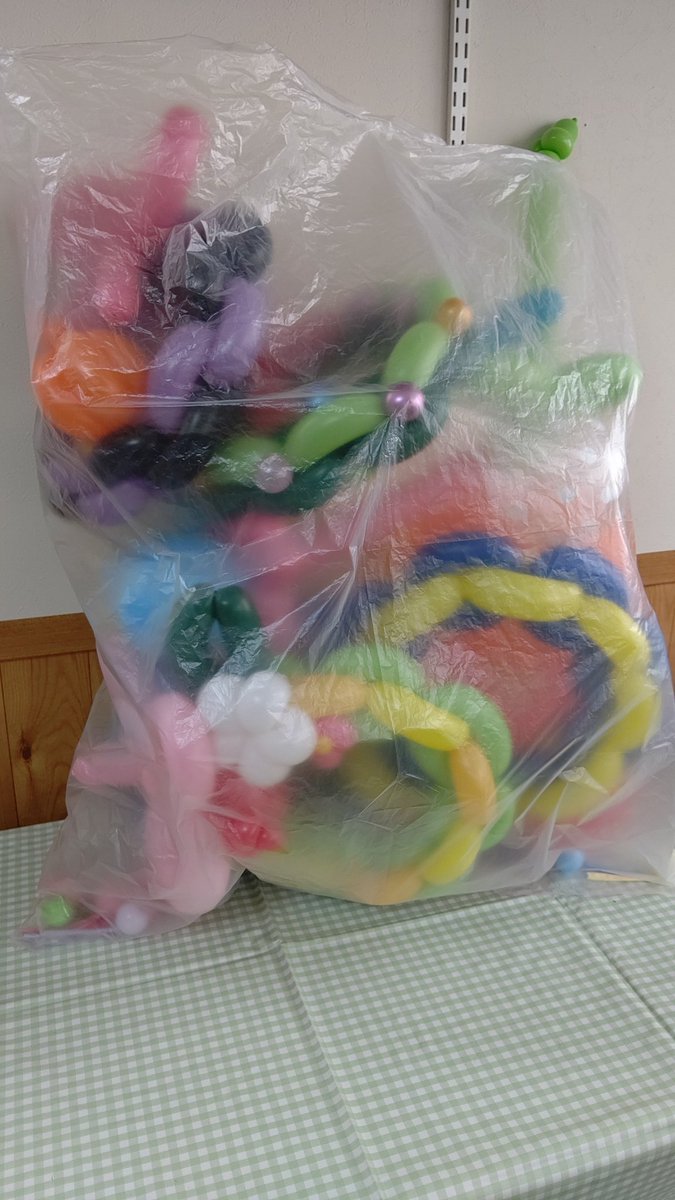 動画の撮影に使った風船あげます。今日の18時までに取りに来てくださる方！袋ごと全部持ち帰ってください！先着1名様😆なお、店の... [おもちゃの平野【Twitter】]