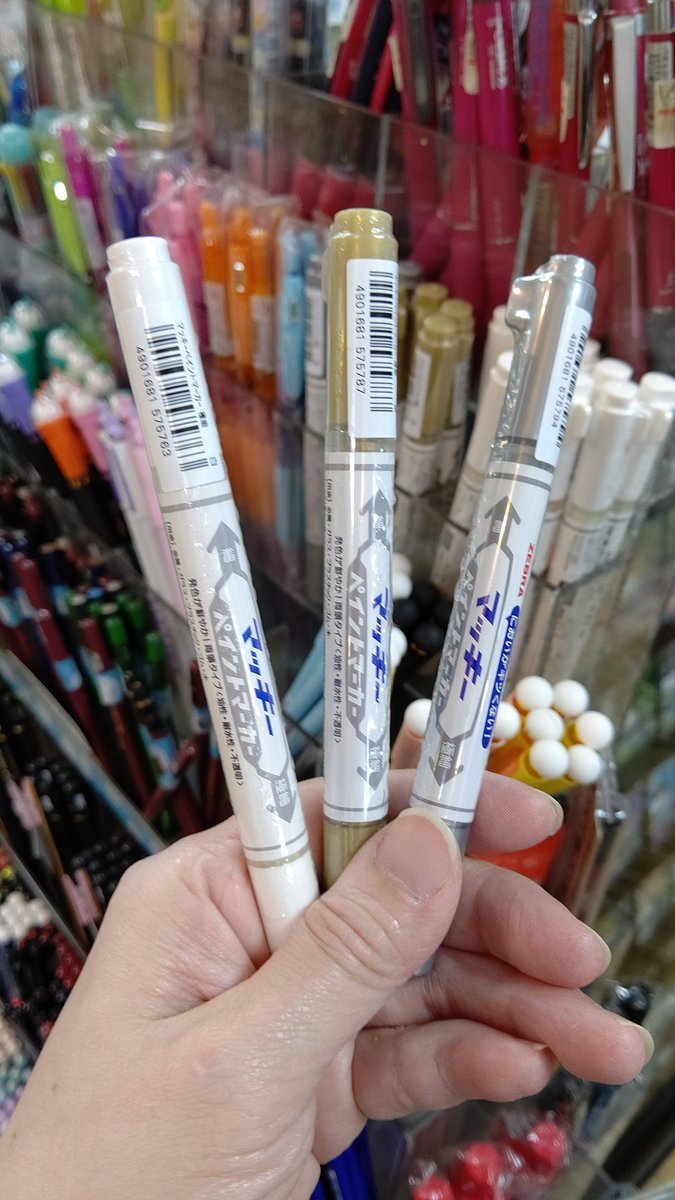 なんだか話題のマーカーなんですって？#ZEBRA #マッキー #ペイントマーカー #金 #銀 #白 #おもちゃの平野 [おもちゃの平野【Twitter】]