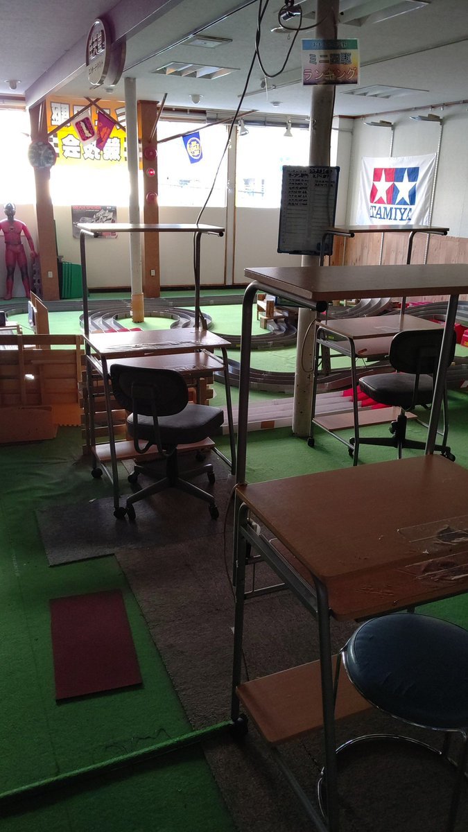 今日の営業は終了！また明日お待ちしております┏○ﾍﾟｺｯところでミニ四駆スペースの使い心地はどうでしょうか？壁や天井をきれいに... [おもちゃの平野【Twitter】]