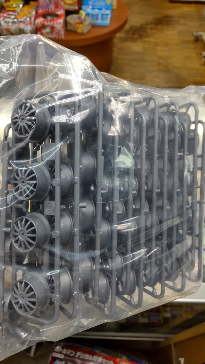 おもちゃの平野にミニ四駆バラパーツホイール　フィン　シルバー入荷しました!よろしくおねがいします [おもちゃの平野【Twitter】]
