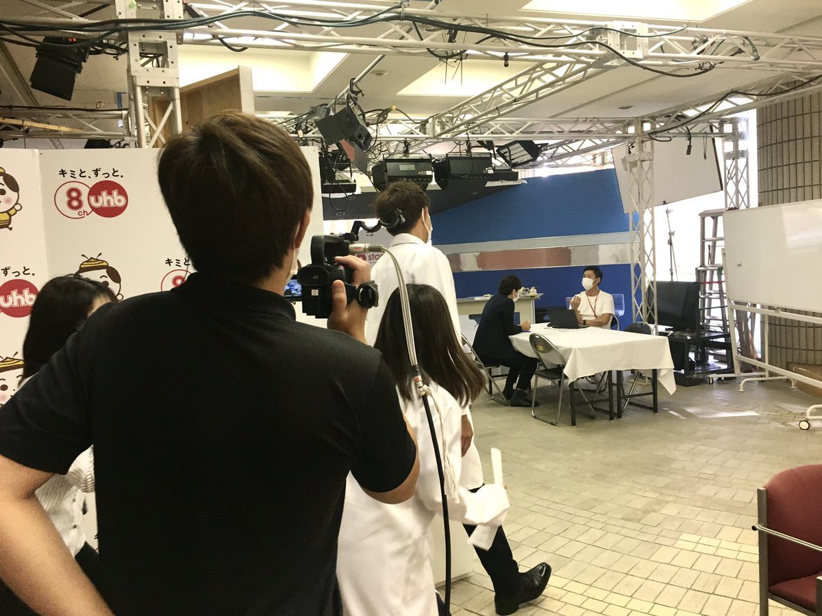 中村アナの背後から忍び寄るDr.折茂…😳🤣今夜の放送は24時35分から！！ぜひご覧くださいませ📺🏥#レバホス #レバンガ北海道 ht... [レバンガ北海道【Twitter】]
