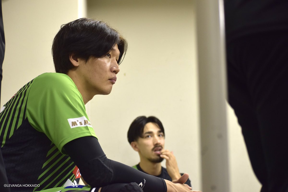 (全さんが話聞いてないように見えて怒られたらどうしよう…とアップするの迷いましたが、桜井さんがキリッとしてる貴重な写真なので、... [レバンガ北海道【Twitter】]