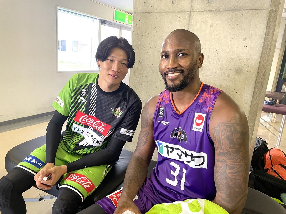 熱戦を終えたばかりの #ジャワ兄 が、決勝前にエールを届けに来てくれました…!!😆😆✨#Bリーグ#TOHOKUCUP2021@wyver... [レバンガ北海道【Twitter】]