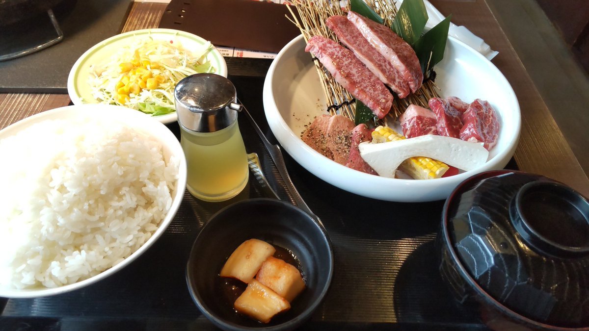 外に食べに行く、先週は、寝たきりだったなぁ。肉食べるー [おもちゃの平野【Twitter】]