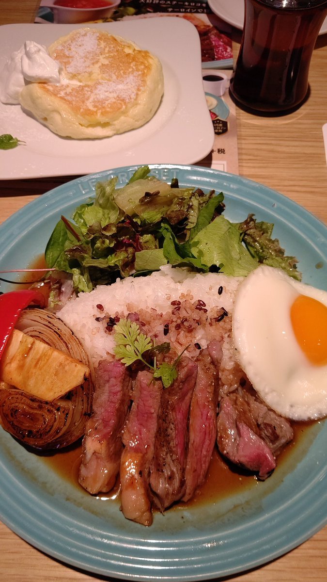 サーロインステーキとフワフワパンケーキうまそうだ(笑) [おもちゃの平野【Twitter】]