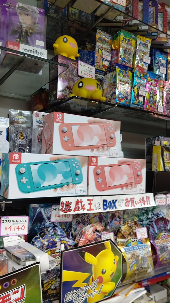 おもちゃの平野に、月曜日に入荷して販売中のニンテンドースイッチも残すところ、スイッチライト三台になりました。人気商品です... [おもちゃの平野【Twitter】]