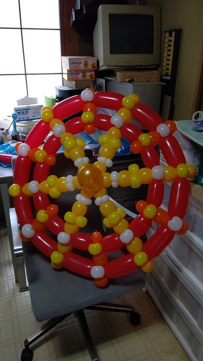 バルーンアートで花火🎇作ってる最中は「こんな妖怪が居たような気がする🤔」って悩みながらだったけど、出来てみたら意外と花火だった... [おもちゃの平野【Twitter】]