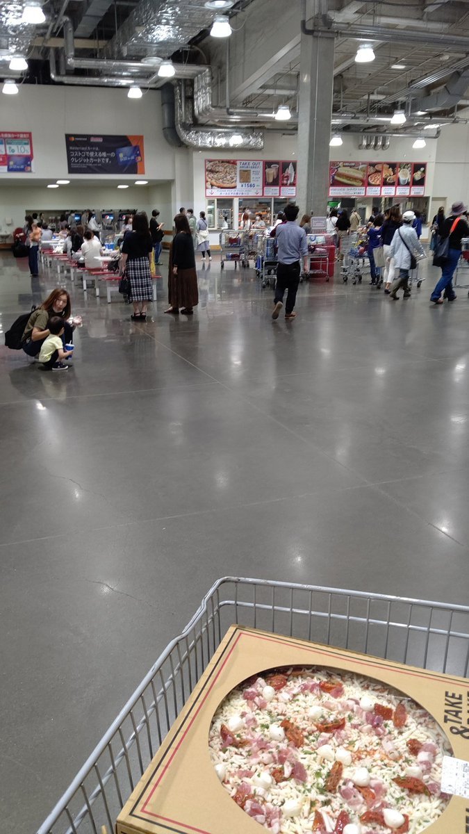 コストコ、激混みですなぁ。テーブル席も戻って少しずつ、コロナ対応した日常を構築してるのね [おもちゃの平野【Twitter】]