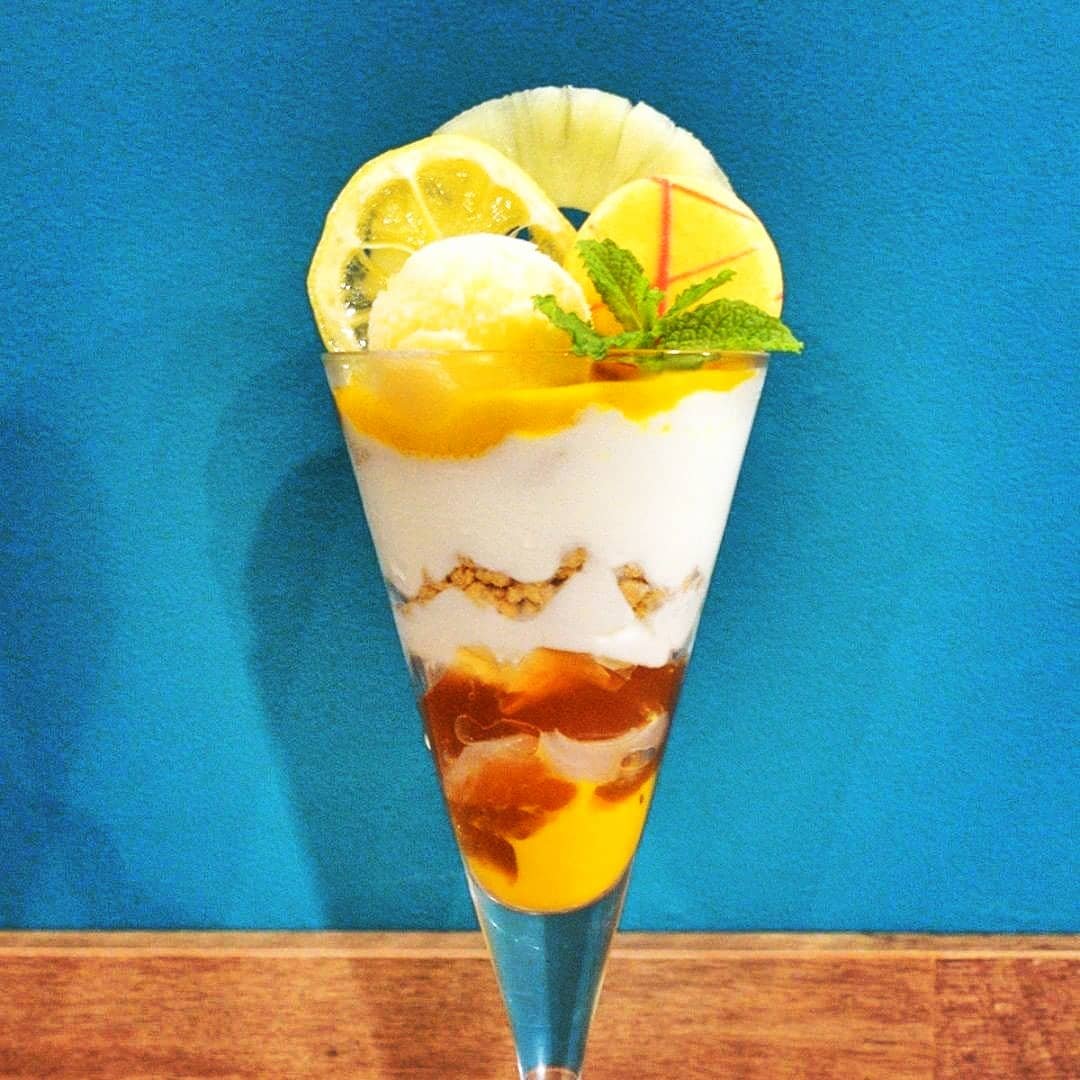 こんにちは！今日も暑いですね😅本日7/20より『常夏パフェ¥1250』の販売がスタートしました🥭トロピカルフルーツ盛りだくさんのパフェ.... [ミライスト【Twitter】]