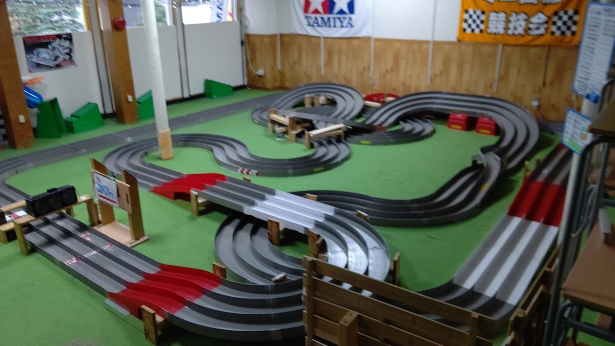 おもちゃの平野ミニ四駆コースレイアウト緊急変更！コロナ休業後に、たくさん利用してもらえたこのコースですが、夏を前に変更し... [おもちゃの平野【Twitter】]