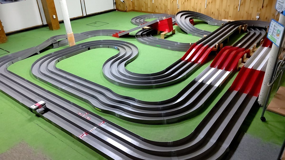 おもちゃの平野ミニ四駆コースレイアウト変更しました、コースの長さは、前回と同じくらいですが、攻略ポイントは、変化してます！ [おもちゃの平野【Twitter】]
