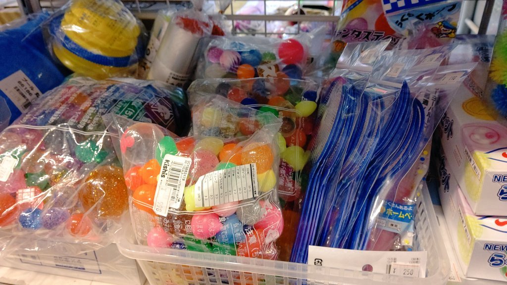 お家でスーパーボールすくいをやりた〜い！！というわけで、スーパーボールとすくい網をご用意しております！お風呂で！おうちプー... [おもちゃの平野【Twitter】]