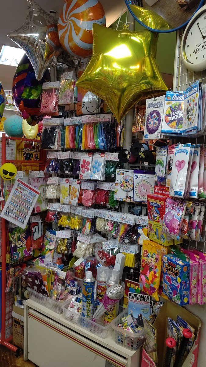 風船コーナーだけでは収まらず、いろんなところに風船を置くので、めっちゃ風船推しの店になってます🎈🎈(」ﾟДﾟ)」＜風船楽しいよーー... [おもちゃの平野【Twitter】]
