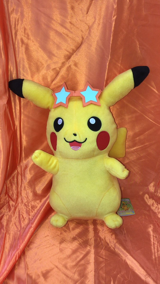 サングラスをかけたピカチュウの大きなぬいぐるみが入荷しました。夏にぴったりのぬいぐるみですよ。 #ポケモン #ピカチュウ [ワンダーシティ札幌 プラボ札幌西町店【Twitter】]
