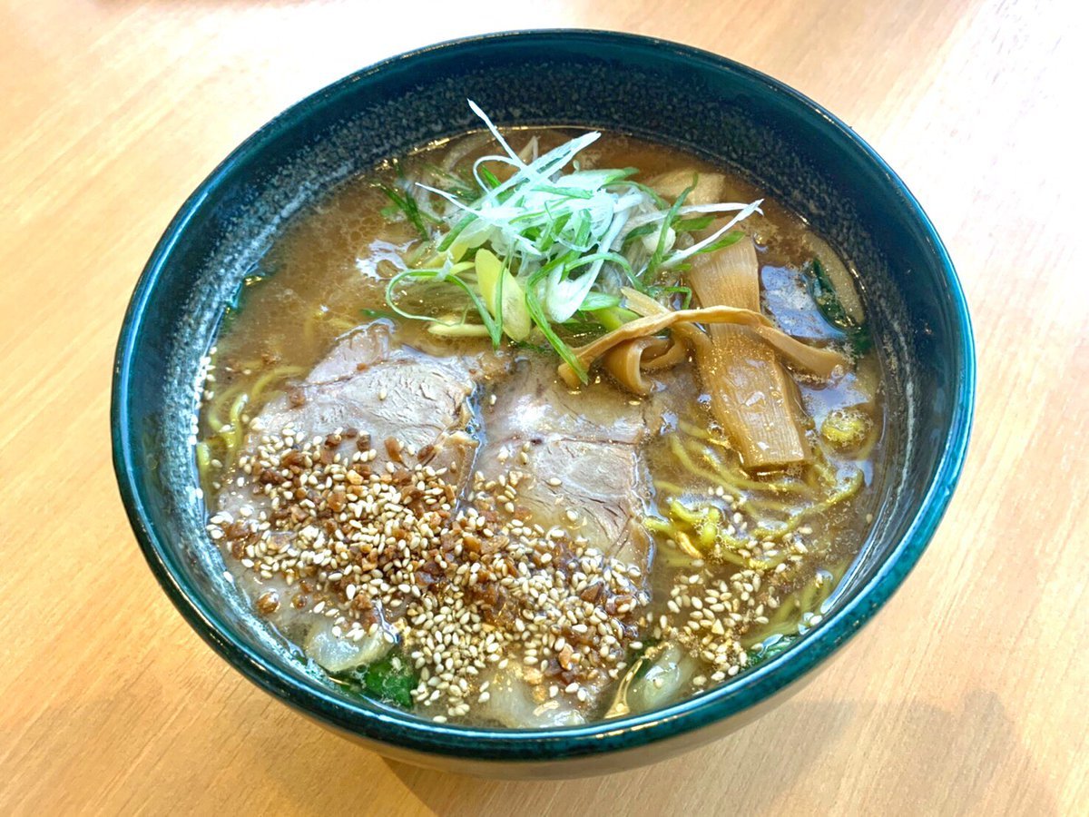 おはようございます😗🙌🏻銀波露のらぁめんは ＊醤油＊ がオススメです💁‍♀️チャーシューの旨みがたっぷりの醤油ダレと豚のげんこつを.... [らぁめん銀波露 札幌手稲店【Twitter】]