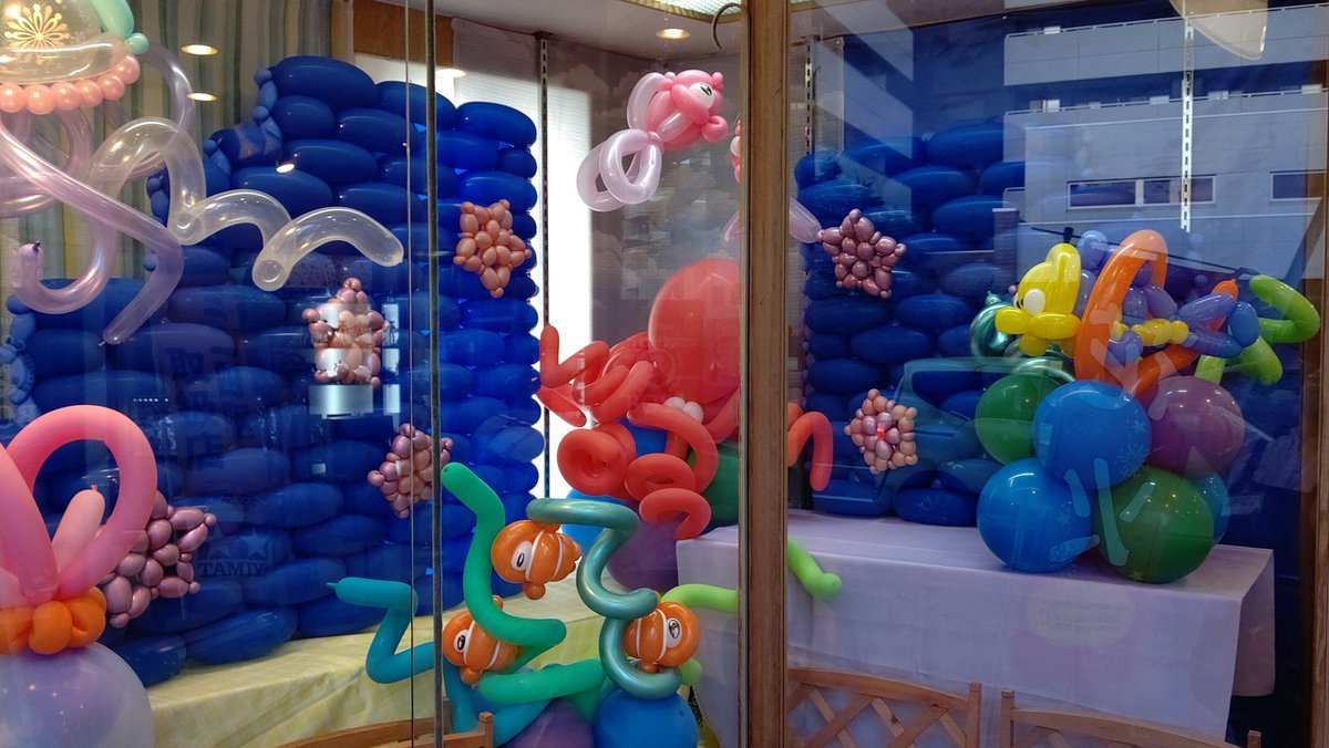 だいぶ賑やかになってきました〜✨🐟🐬🐠🐳✨メインキャラが未だ居ないけど（笑）#バルーンアート #underthesea #おもちゃの... [おもちゃの平野【Twitter】]