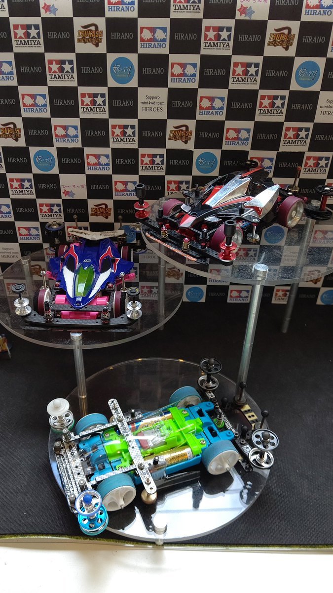 おもちゃの平野ミニ四駆大会、オープン部門優勝は、お父さんです。総当たり戦予選を勝ち抜き、決勝は、最後まで気の抜けない展開... [おもちゃの平野【Twitter】]