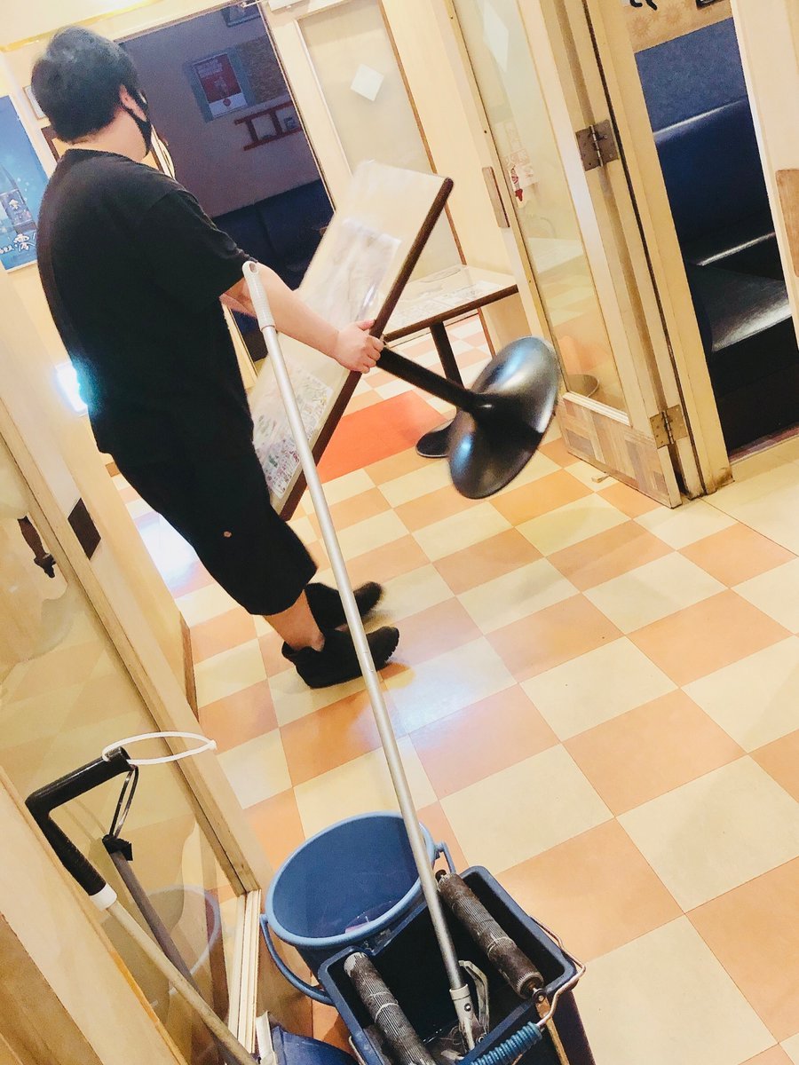 今日はお休みのクルー《はま》が仕切ってみんなが来てくれて大掃除してるッス🎵#カラオケピロス #はま #がっちゃん#やみー #す... [カラオケピロス【Twitter】]