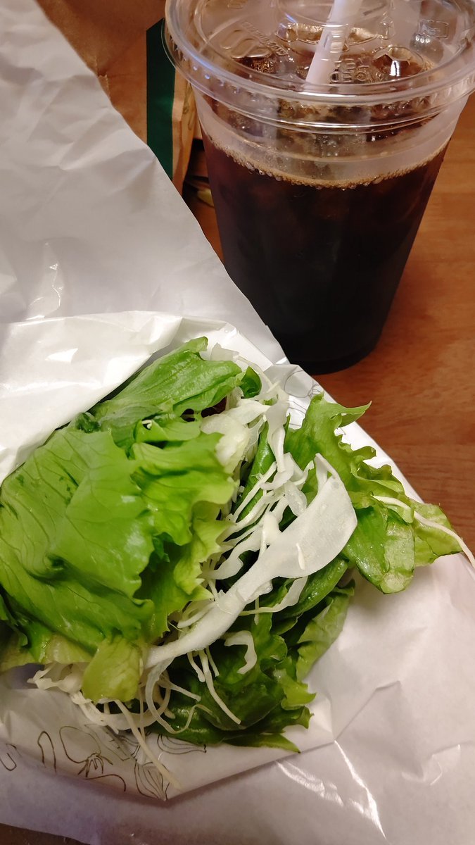 今日の晩御飯は、モス！ブラックアイスコーヒーと葉っぱのバーガー！ヘルシーでしょう！(笑) [おもちゃの平野【Twitter】]
