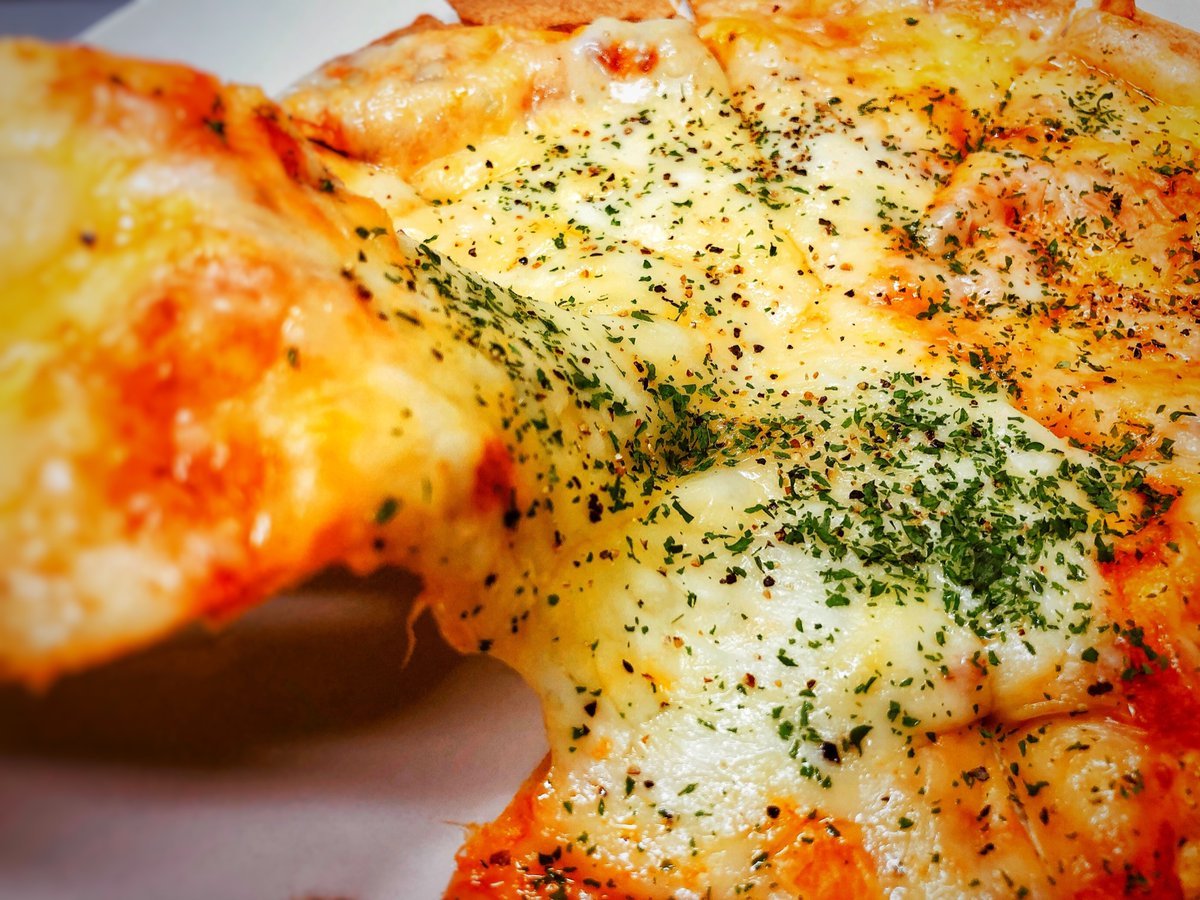 とろ〜り✨早くメニューで出したいッス🍕✨#カラオケピロス #牧場チーズ#お店で仕込んだ手づくりピザ [カラオケピロス【Twitter】]