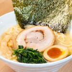 ◇第⑤段らーめん紹介◇ ↓さっぱり美味しい《＃塩豚骨》の紹介↓ラーメン作りで一番難しいと言われる #塩ラーメン💦塩味よりもまろやか... [らーめん・麺GO家（めんごや） 西野店【Twitter】]