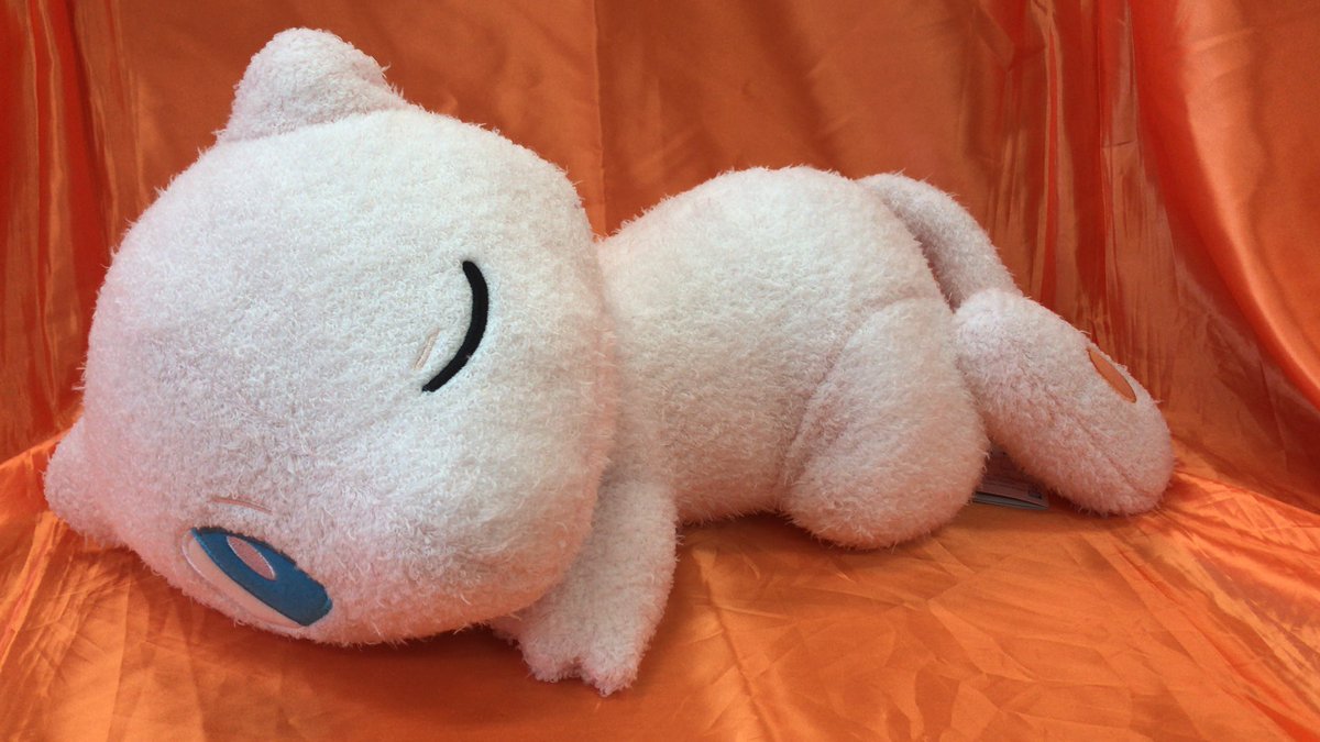 ポケモンのミュウのぬいぐるみが入荷しました。横になってくつろいでますよ。お部屋の色んなところに置いて楽しみましょう！ #ポケモ... [ワンダーシティ札幌 プラボ札幌西町店【Twitter】]