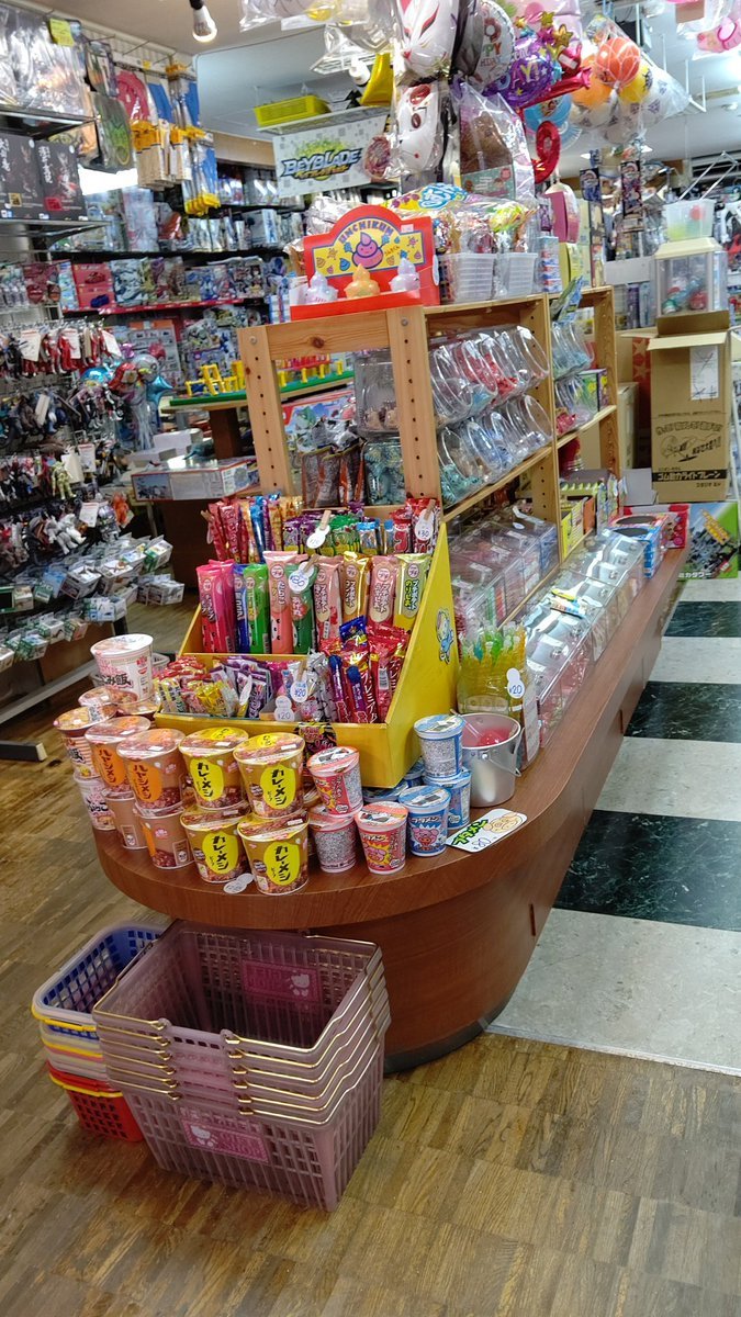 新・駄菓子コーナー！元々グレーだった什器を木目調にリニューアルしました！(施工：S川工務店様)並べ方はもう少し工夫出来そう🤔... [おもちゃの平野【Twitter】]