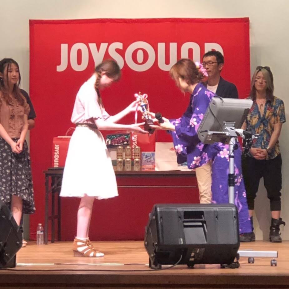 去年のカラオケ大会🎤サンピアザ劇場で開催✨ゆいまーるとてんちょーがMC✨キャプテンが審査員✨ゲスト審査員も豪華✨中学生こももさ... [カラオケピロス【Twitter】]