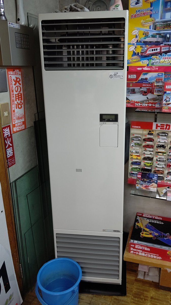 煙突式の石油ストーブを新しいFF式のスリーブに替えました。以前のストーブは、昭和６３年製でした！昭和の商品は、頑丈ね。(笑) [おもちゃの平野【Twitter】]