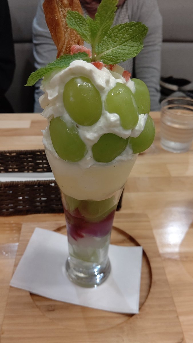 休日デート中今日は、シャインマスカットパフェ！うまそうだ [おもちゃの平野【Twitter】]