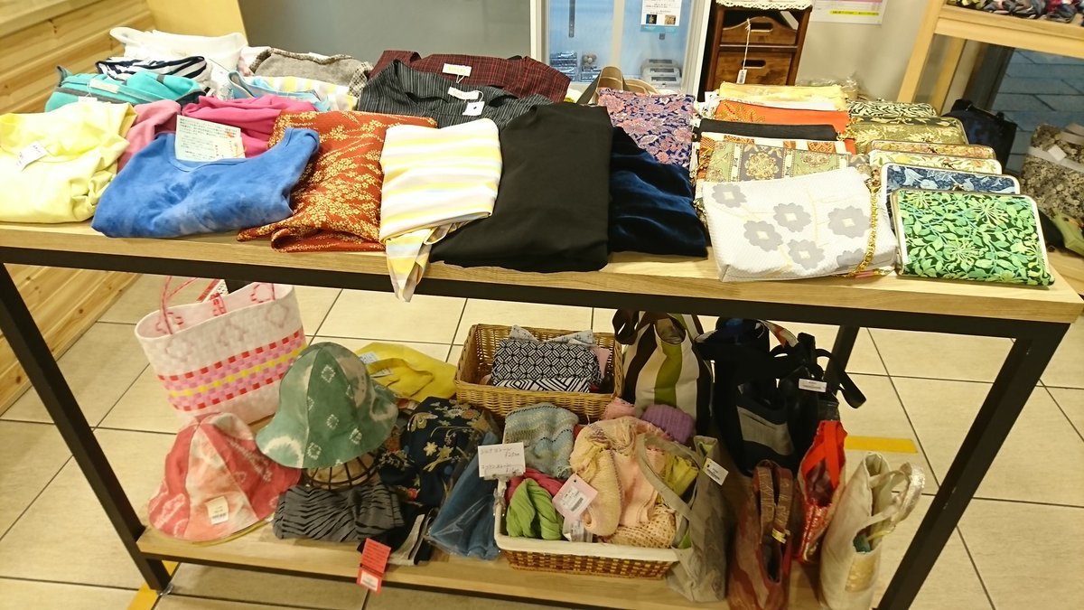 洋服やバッグもいつも以上に盛りだくさんです‼️👚👜👒写真2枚目の帽子は「#あかしあ学園」さん、ピンクのバッグは「#さくらトータルサー.... [元気ショップいこ～る【Twitter】]