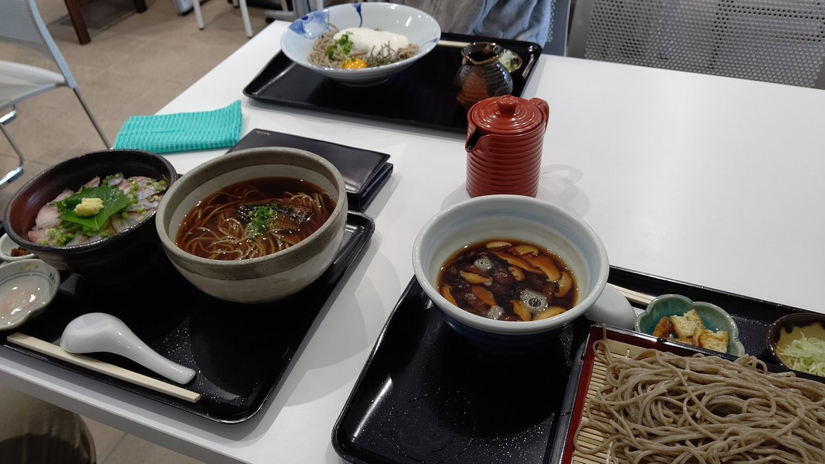 ご飯！いつもあったかい厚揚げのおそばだったけど、今日は冷たいおそばにしてみました。いっただきまーす！ [おもちゃの平野【Twitter】]