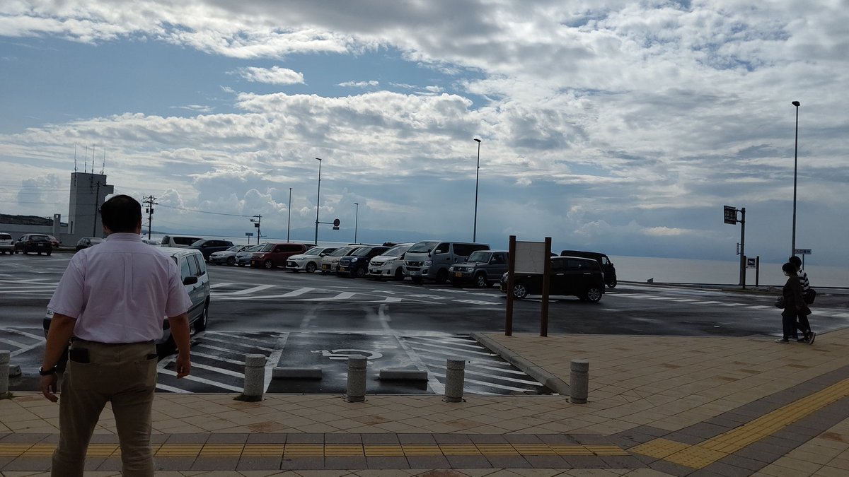 空が明るくなってきたかな？と思ったら雨が降ってきました。 [おもちゃの平野【Twitter】]
