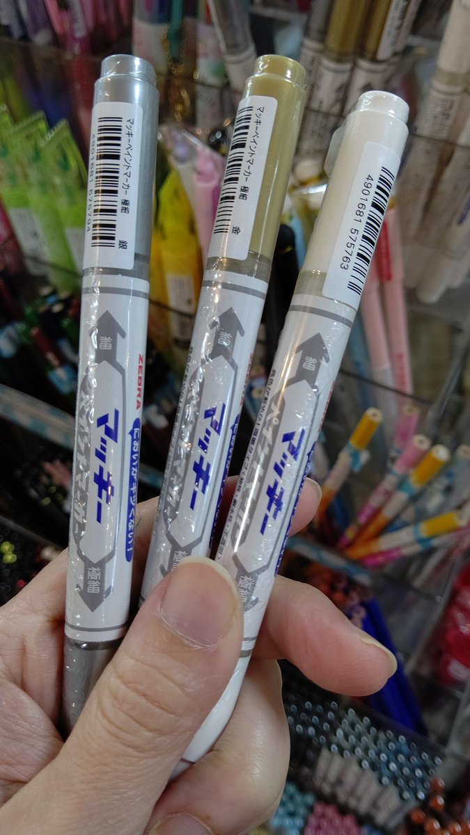 前にもご紹介した「マッキーペイントマーカー極細 金・銀・白」発色が素晴らしく、ちょっと前にプラモデル界隈でも話題になりました... [おもちゃの平野【Twitter】]