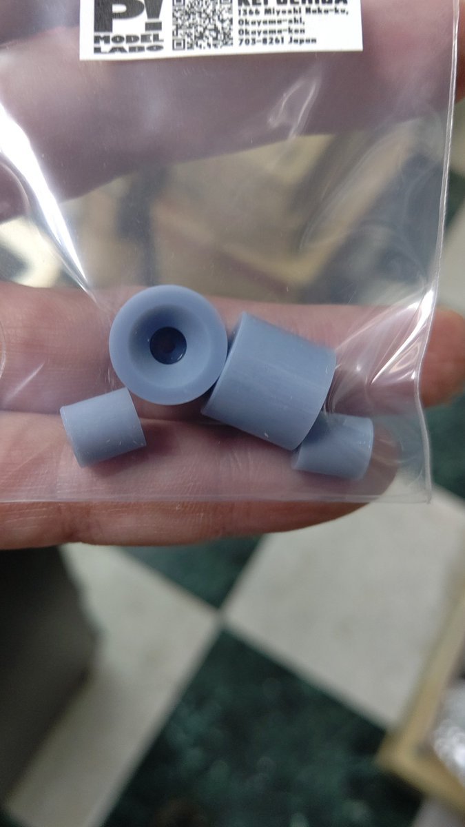 ミニ四駆治具新入荷情報、ブレードアジャスター。シャフトブレードを垂直にホイールに叩き入れる時に使います。 [おもちゃの平野【Twitter】]