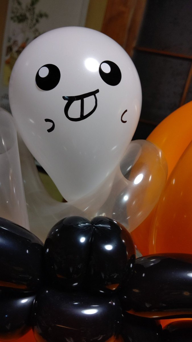 あっかんべー( ´👅` )のつもりで書いたのに、出っ歯な感じのお化けちゃん（笑）#バルーンアート [おもちゃの平野【Twitter】]