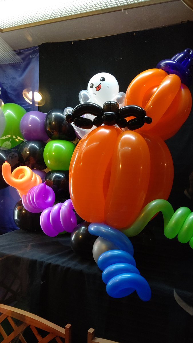 とりあえず置いてみたけど、後ろの装飾の行き場が無くなった！明日直そうっと（笑） [おもちゃの平野【Twitter】]