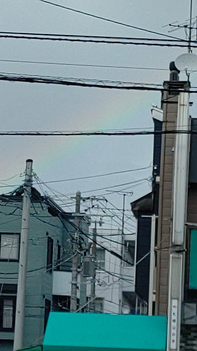 虹が出てます。何かいい感じです！(笑) [おもちゃの平野【Twitter】]