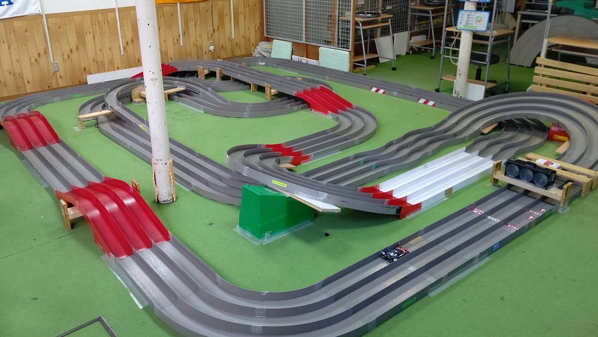 おもちゃの平野ミニ四駆コースレイアウト変更しました！バーニングを取り入れたので、前回よりも高速で走れますね！バンクスルーで... [おもちゃの平野【Twitter】]