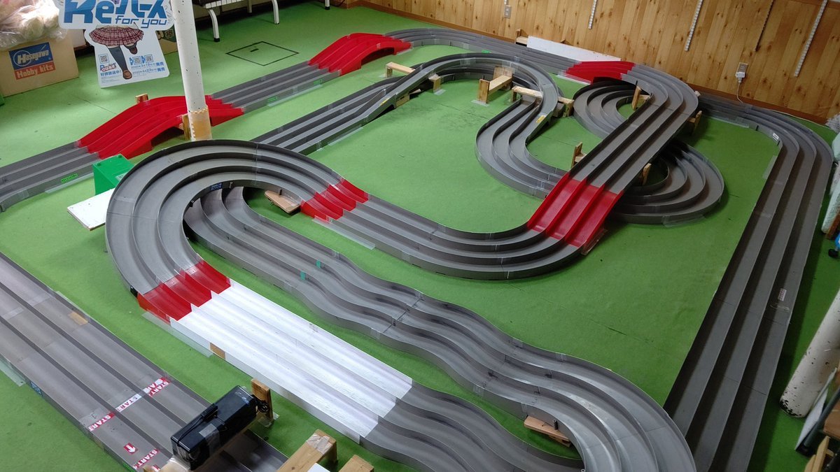 昨日からこのコースでお迎えしております！反時計回りでスタートです。ぜひチャレンジしにいらしてください😆#ミニ四駆 #常設コース... [おもちゃの平野【Twitter】]