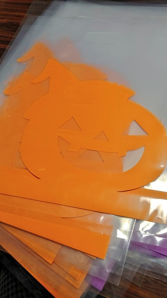 ご注文のおやつセットの袋できた〜💦ハロウィンっぽくという事だったので、透明の袋にかぼちゃをカットした画用紙を入れてます✌️#おも... [おもちゃの平野【Twitter】]