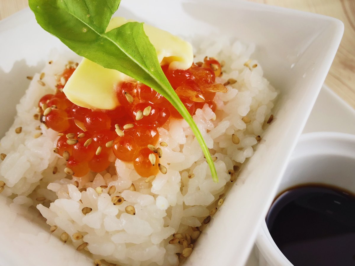 根室の塩いくらをバターごはんで。祭日にピロ飯はいかがですか？#ごはん屋ピロス#カラオケピロス [カラオケピロス【Twitter】]