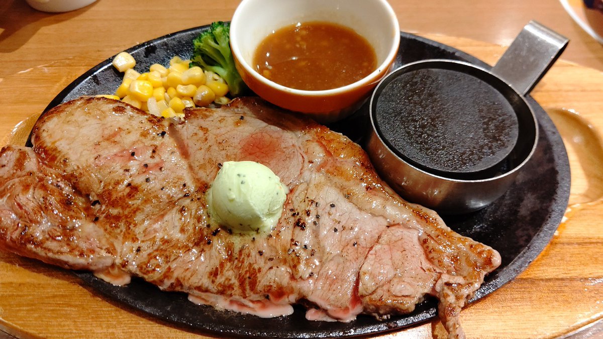今日は、肉を食べたくなったのでステーキにした。素敵(笑) [おもちゃの平野【Twitter】]
