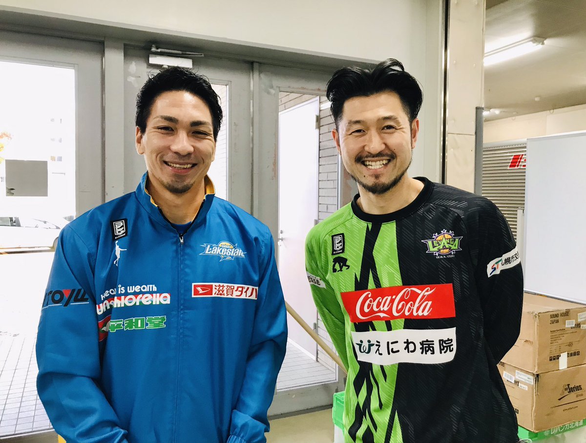 嬉しい再会を発見📸#シーホース三河 で共にプレーした #狩俣昌也 選手と #橋本竜馬 選手。試合が始まればバチッッチバチですが、試... [レバンガ北海道【Twitter】]