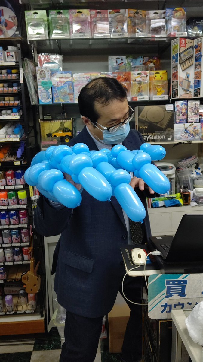 👻🎃HAPPY HALLOWEEN🎃👻#風船チャクチャク という本から #改造人間の手 を作ってみました！モデルは社長。ハロウィンっ... [おもちゃの平野【Twitter】]