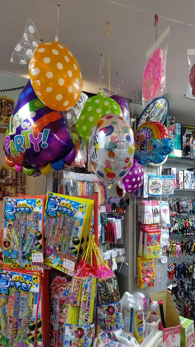 クリスマス以外の風船を風船コーナーに集めたら･･･ちょっとやりすぎた（笑） [おもちゃの平野【Twitter】]