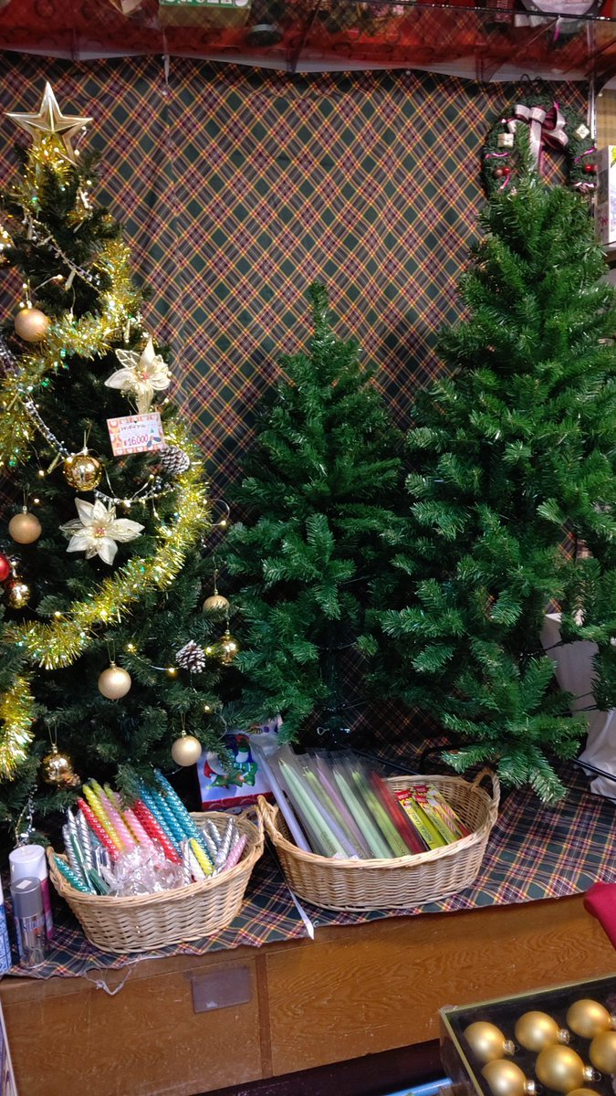 飾り付けがまだのツリーは、今年新しいリボンを買ったからそれを使った飾りつけにしようと思ってるんだ〜✨ [おもちゃの平野【Twitter】]