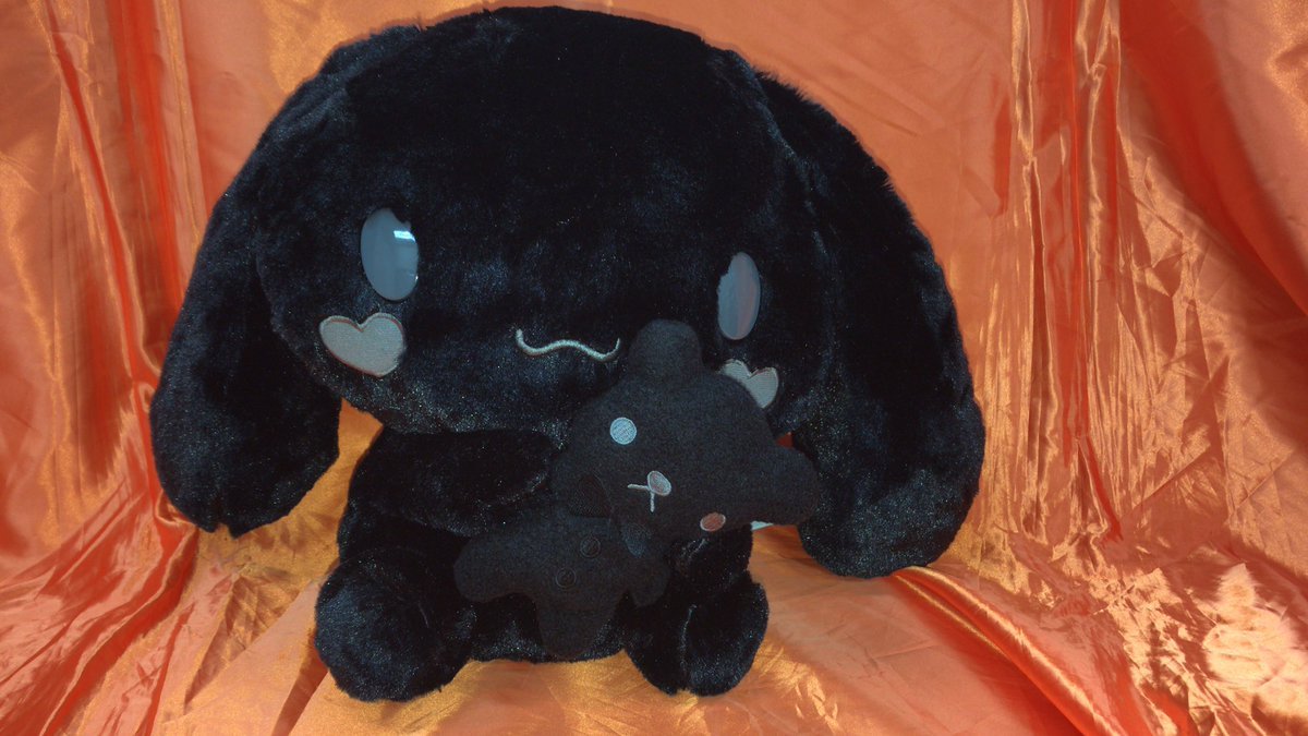 ナムコ限定のシナモロールの大きなぬいぐるみが入荷しました。ブラックフライデーにちなんで真っ黒なシナモロールです。 [ワンダーシティ札幌 プラボ札幌西町店【Twitter】]
