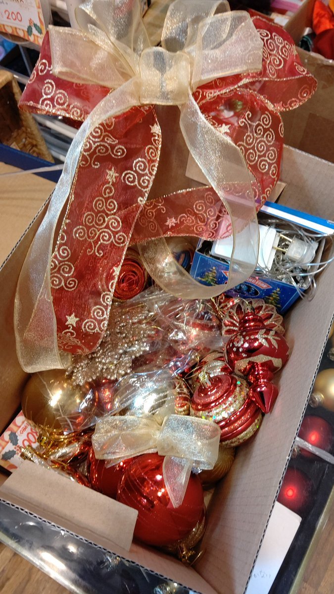 もうひとつのツリーは今まではGOLD＆REDでゴージャスな雰囲気だったんだけど、ちょっとナチュラル系に寄せたい･･･ [おもちゃの平野【Twitter】]